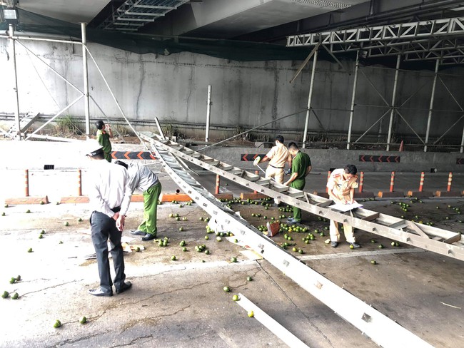 TP.HCM: Hiện trường vụ xe tải tông sập giàn giáo ở hầm Thủ Thiêm, hàng ngàn phương tiện chôn chân nhau trên đường - Ảnh 4.