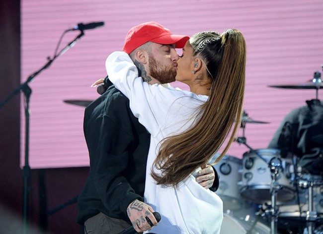 Ariana Grande decided to cancel her engagement with her fiance after her ex-boyfriend suddenly died from a drug overdose - Photo 2.