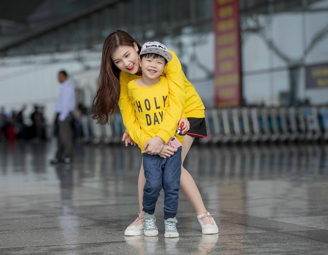 Chồng bận việc đột xuất, Phí Thùy Linh vẫn đưa con trai đi Hàn Quốc đón sinh nhật như dự định - Ảnh 4.