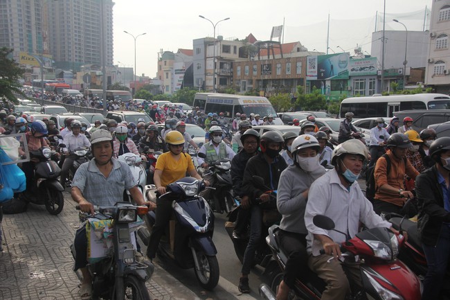 TP.HCM: Hiện trường vụ xe tải tông sập giàn giáo ở hầm Thủ Thiêm, hàng ngàn phương tiện chôn chân nhau trên đường - Ảnh 7.