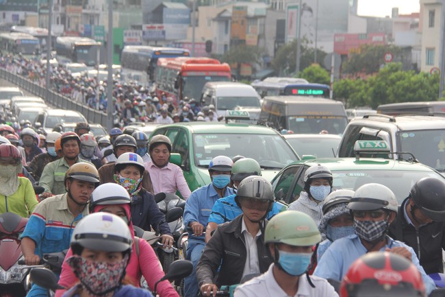 TP.HCM: Hiện trường vụ xe tải tông sập giàn giáo ở hầm Thủ Thiêm, hàng ngàn phương tiện chôn chân nhau trên đường - Ảnh 8.