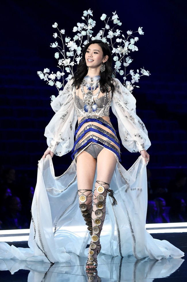 Gầy đáng báo động nhưng vẫn tập luyện hùng hục cho Victorias Secret Show, Ming Xi bị fan hỏi: Làm gì còn mỡ đâu mà đốt? - Ảnh 1.