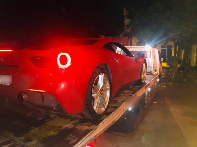 MXH lan truyền hình ảnh siêu xe Ferrari 16 tỷ đồng được cho là của ca sĩ Tuấn Hưng gặp tai nạn nát đầu - Ảnh 5. MXH lan truyền hình ảnh siêu xe Ferrari 16 tỷ đồng được cho là của ca sĩ Tuấn Hưng gặp tai nạn nát đầu - Ảnh 5.