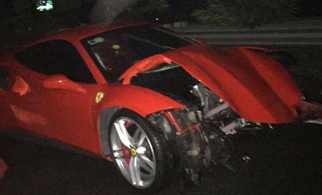Vụ siêu xe Ferrari của ca sĩ Tuấn Hưng gặp tai nạn, nát đầu: Trên xe có ca sĩ Tuấn Hưng và lái xe - Ảnh 1.