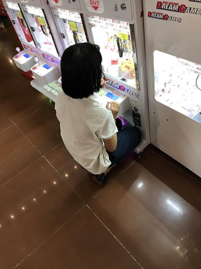 Hai cô bé cấp 2 khiến MXH dậy sóng vì mạnh tay chi 3 triệu rưỡi mua xèng chỉ để chơi gắp thú ở TTTM - Ảnh 2. Hai cô bé cấp 2 khiến MXH dậy sóng vì mạnh tay chi 3 triệu rưỡi mua xèng chỉ để chơi gắp thú ở TTTM - Ảnh 2.