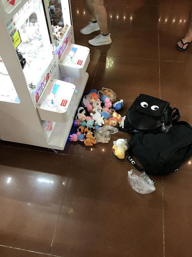 Hai cô bé cấp 2 khiến MXH dậy sóng vì mạnh tay chi 3 triệu rưỡi mua xèng chỉ để chơi gắp thú ở TTTM - Ảnh 4. Hai cô bé cấp 2 khiến MXH dậy sóng vì mạnh tay chi 3 triệu rưỡi mua xèng chỉ để chơi gắp thú ở TTTM - Ảnh 4.