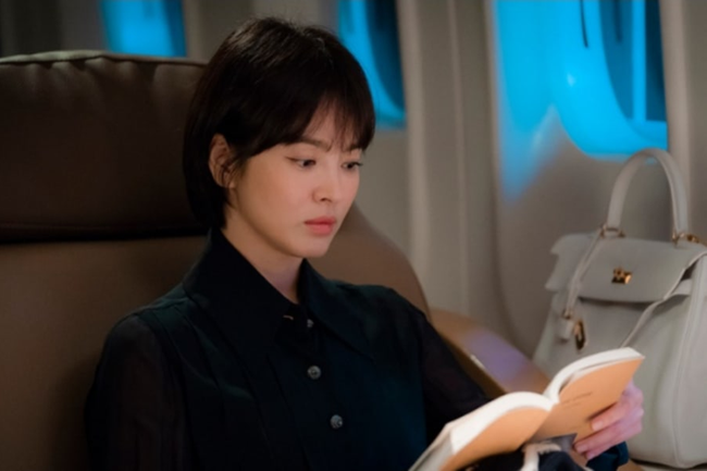 Song Hye Kyo ăn vận đơn giản vẫn quý phái, xinh đẹp hút hồn trong phim mới - Ảnh 1.