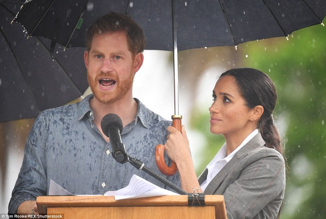 Dân tình tan chảy trước hành động ân cần và ánh mắt đắm đuối mà Công nương Meghan dành cho chồng trước đám đông - Ảnh 1. Dân tình tan chảy trước hành động ân cần và ánh mắt đắm đuối mà Công nương Meghan dành cho chồng trước đám đông - Ảnh 1.