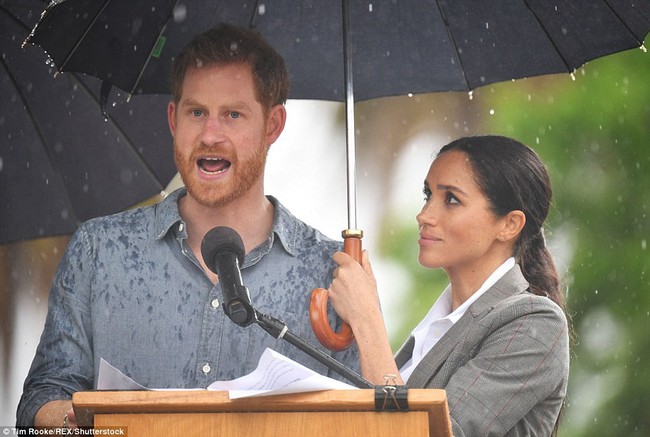 Dân tình tan chảy trước hành động ân cần và ánh mắt đắm đuối mà Công nương Meghan dành cho chồng trước đám đông - Ảnh 1.