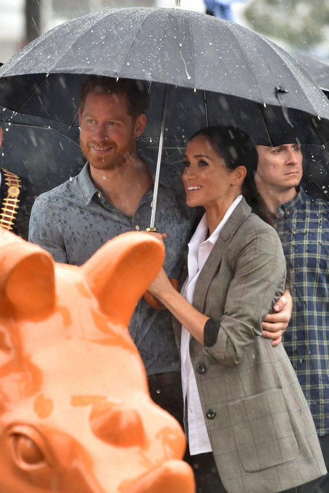 Dân tình tan chảy trước hành động ân cần và ánh mắt đắm đuối mà Công nương Meghan dành cho chồng trước đám đông - Ảnh 2.