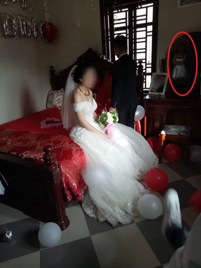 Cưới người yêu cũ nhưng ăn cỗ nhà bạn thân, cô gái không biết vui hay buồn, dân mạng lại chỉ soi chi tiết này - Ảnh 2. Cưới người yêu cũ nhưng ăn cỗ nhà bạn thân, cô gái không biết vui hay buồn, dân mạng lại chỉ soi chi tiết này - Ảnh 2.
