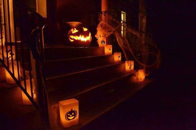 Trang trí mặt tiền ngôi nhà để Halloween muôn phần sống động - Ảnh 9.