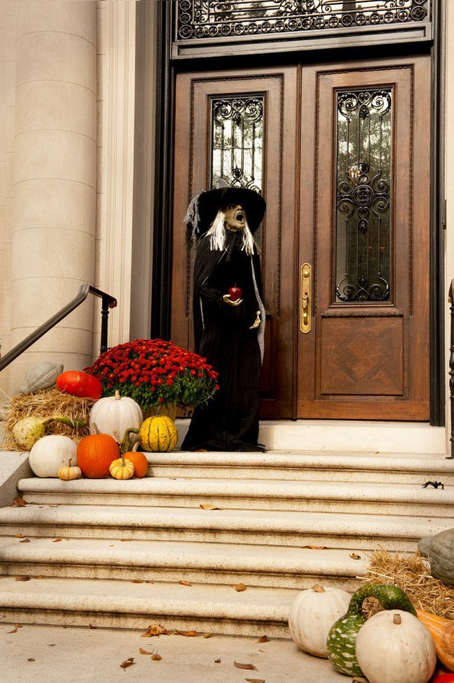 Trang trí mặt tiền ngôi nhà để Halloween muôn phần sống động - Ảnh 4.