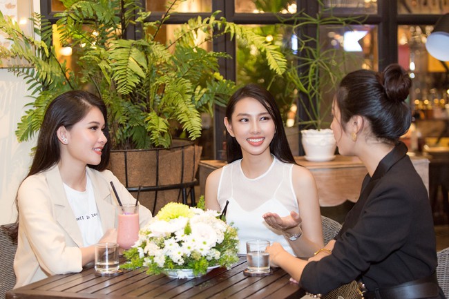 Cuộc gặp hiếm có của các đại diện Việt thi Hoa hậu Quốc tế: Nguyễn Thúc Thùy Tiên đẹp dịu dàng bên đàn chị - Ảnh 3.