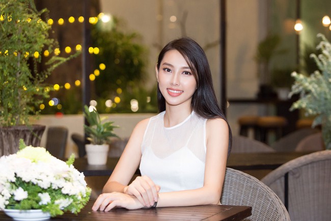 Cuộc gặp hiếm có của các đại diện Việt thi Hoa hậu Quốc tế: Nguyễn Thúc Thùy Tiên đẹp dịu dàng bên đàn chị - Ảnh 2.