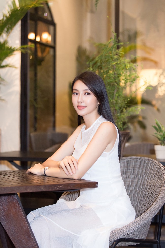 Cuộc gặp hiếm có của các đại diện Việt thi Hoa hậu Quốc tế: Nguyễn Thúc Thùy Tiên đẹp dịu dàng bên đàn chị - Ảnh 8.