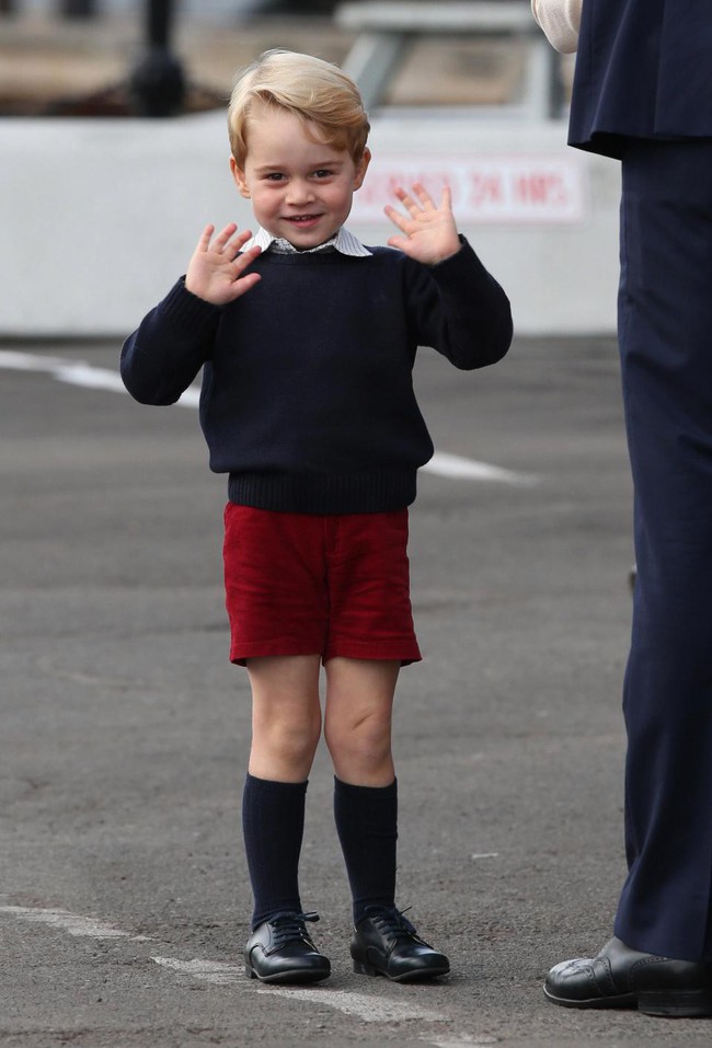 Sinh ra là em bé ngậm thìa bạc nhưng con của Meghan sẽ có cuộc sống khác biệt so với Hoàng tử George - Ảnh 2. Sinh ra là em bé ngậm thìa bạc nhưng con của Meghan sẽ có cuộc sống khác biệt so với Hoàng tử George - Ảnh 2.