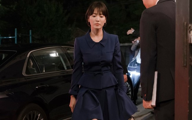 Ngoài kiểu tóc 10 năm không đổi, chiếc túi này của Song Hye Kyo còn khiến dân tình réo tên Hậu Duệ Mặt Trời - Ảnh 1.
