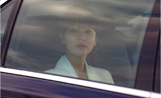 Ngoài kiểu tóc 10 năm không đổi, chiếc túi này của Song Hye Kyo còn khiến dân tình réo tên Hậu Duệ Mặt Trời - Ảnh 3.