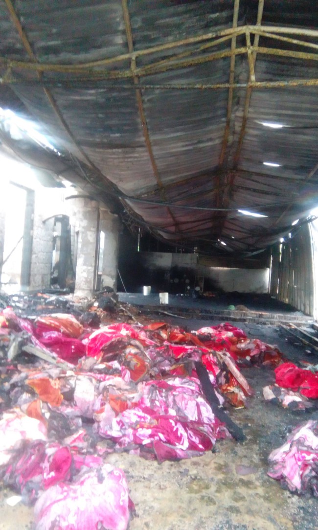 Nghệ An: Lửa bốc cháy dữ dội tại cửa hàng chăn ga gối đệm, gây thiệt hại gần 8 tỉ đồng - Ảnh 1.