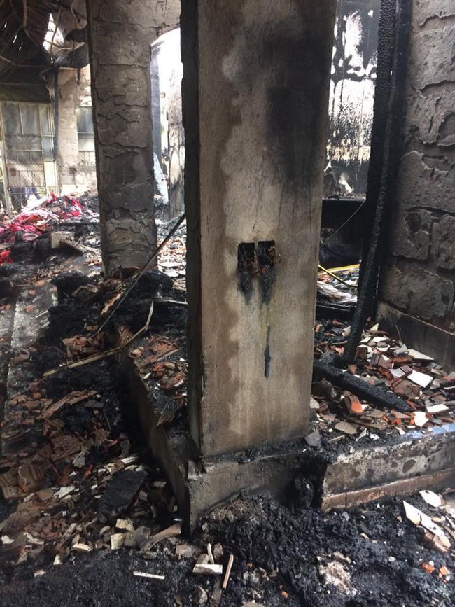 Nghệ An: Lửa bốc cháy dữ dội tại cửa hàng chăn ga gối đệm, gây thiệt hại gần 8 tỉ đồng - Ảnh 2.