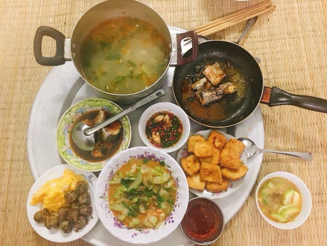 Độc thân mà vẫn chăm nấu nướng thịnh soạn, cô gái trẻ được khen thì ít mà bị phê bình nhiều vì lỗi này - Ảnh 1. Độc thân mà vẫn chăm nấu nướng thịnh soạn, cô gái trẻ được khen thì ít mà bị phê bình nhiều vì lỗi này - Ảnh 1.