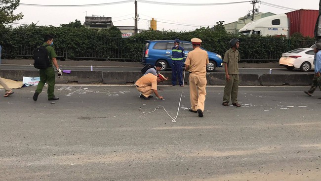 Tai nạn kinh hoàng tại Sài Gòn: 2 người chết, 3 người bị thương nặng, giao thông ùn tắc nghiêm trọng - Ảnh 1.