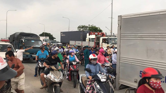 Tai nạn kinh hoàng tại Sài Gòn: 2 người chết, 3 người bị thương nặng, giao thông ùn tắc nghiêm trọng - Ảnh 4.