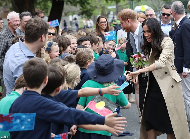 Meghan tự tin khoe thân hình mập mạp, bụng bầu đã lộ rõ và được chồng yêu chiều, cưng như trứng mỏng thế này đây - Ảnh 7.