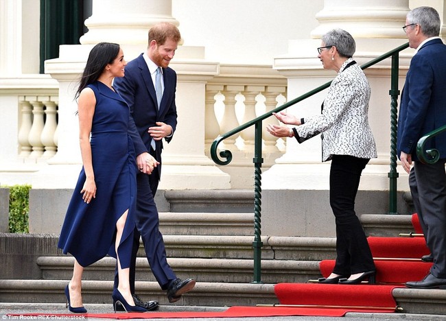 Meghan tự tin khoe thân hình mập mạp, bụng bầu đã lộ rõ và được chồng yêu chiều, cưng như trứng mỏng thế này đây - Ảnh 1.