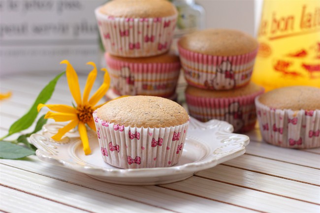  Bất cứ ai thích uống trà sữa hẳn sẽ mê mẩn ngay với món cupcake trà sữa mềm ngon thơm phức này - Ảnh 5.