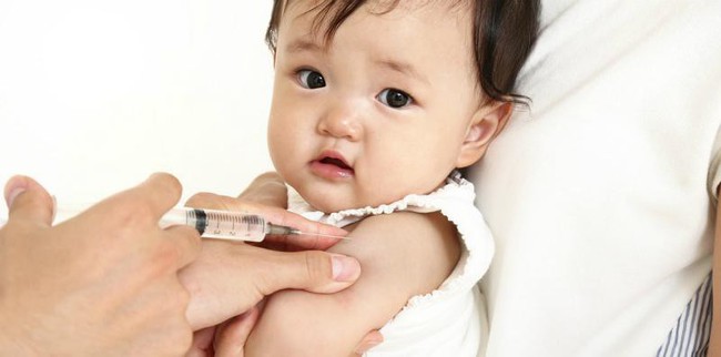 Không cho con đi tiêm vắc xin, cha mẹ đã vô tình khiến bé gái 14 tháng tuổi mất mạng vì bệnh bạch hầu - Ảnh 2.