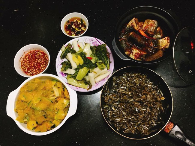 Độc thân mà vẫn chăm nấu nướng thịnh soạn, cô gái trẻ được khen thì ít mà bị phê bình nhiều vì lỗi này - Ảnh 2. Độc thân mà vẫn chăm nấu nướng thịnh soạn, cô gái trẻ được khen thì ít mà bị phê bình nhiều vì lỗi này - Ảnh 2.