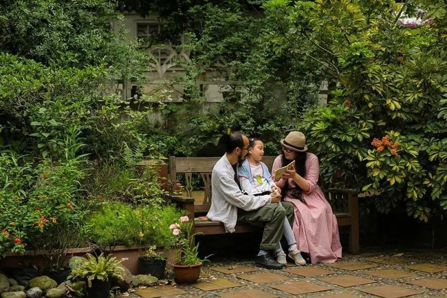 Ngôi nhà vườn và cuộc sống đẹp như một bài thơ của gia đình gồm cặp vợ chồng và hai con gái bị liệt não - Ảnh 11.