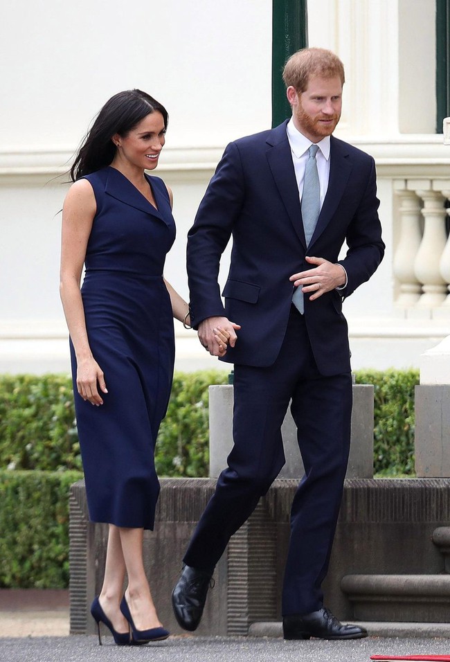 Meghan tự tin khoe thân hình mập mạp, bụng bầu đã lộ rõ và được chồng yêu chiều, cưng như trứng mỏng thế này đây - Ảnh 10.