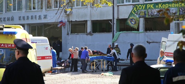Tiết lộ sốc về thảm án ở Crimea: nữ y tá đang sơ cứu nạn nhân thì biết con trai mình chính là kẻ xả súng - Ảnh 1.