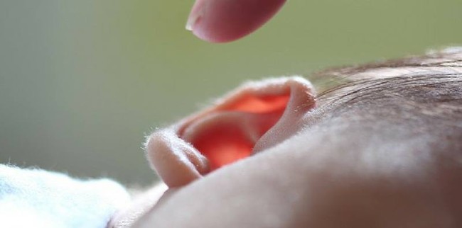 Nguy hiểm từ việc bấm lỗ tai làm đẹp cho bé ít cha mẹ nào nghĩ tới - Ảnh 2.