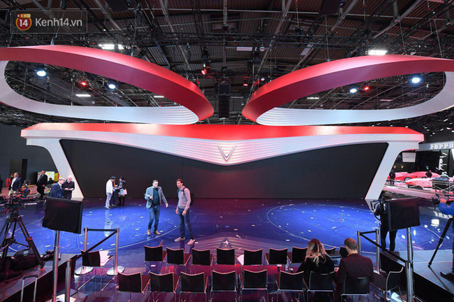 Lộ diện hình ảnh gian hàng và sân khấu khủng với màn hình LED 6K của VinFast tại Paris Motor Show 2018 - Ảnh 1.