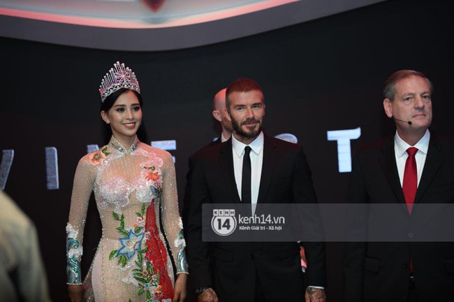 Clip: Hoa hậu Tiểu Vy tự tin nói tiếng Anh, vui vẻ tặng David Beckham lá cờ Việt Nam - Ảnh 2.