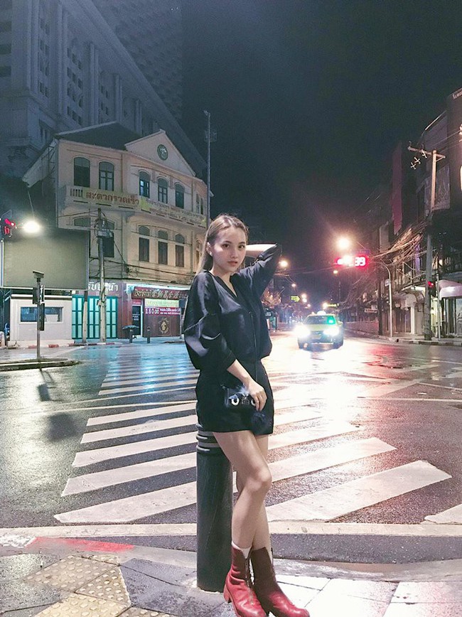 Loạt hot mom, người khoe dáng nuột người khoe phong cách cực trẻ trung trong street style tuần này - Ảnh 4.