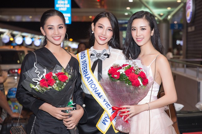 Hoa hậu Tiểu Vy ăn diện cá tính ra sân bay tiễn Nguyễn Thúc Thùy Tiên đi thi Hoa hậu Quốc tế - Ảnh 1.