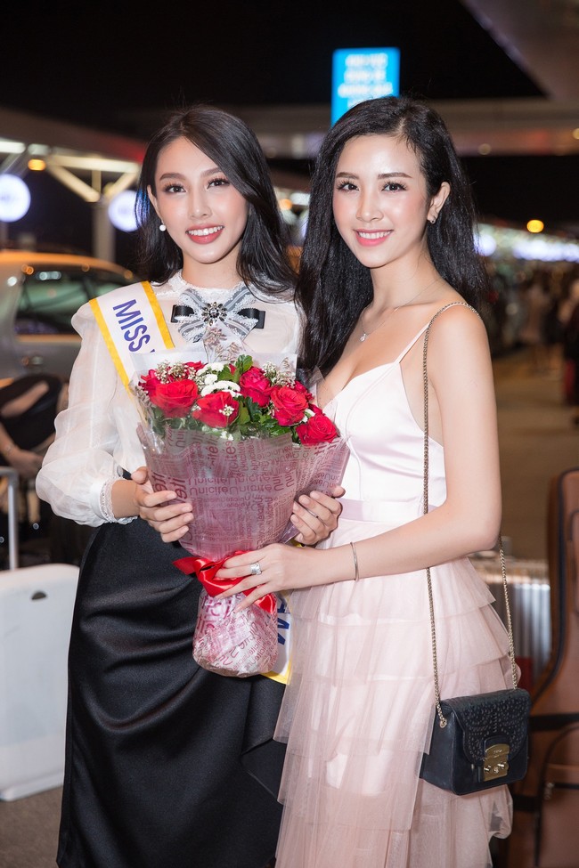 Hoa hậu Tiểu Vy ăn diện cá tính ra sân bay tiễn Nguyễn Thúc Thùy Tiên đi thi Hoa hậu Quốc tế - Ảnh 3.