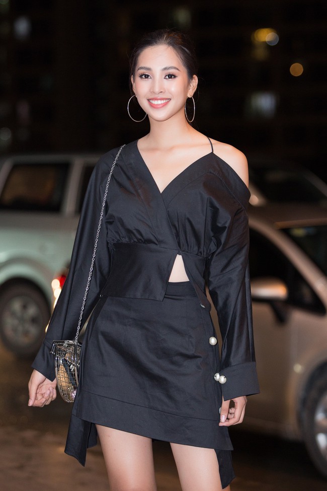 Hoa hậu Tiểu Vy ăn diện cá tính ra sân bay tiễn Nguyễn Thúc Thùy Tiên đi thi Hoa hậu Quốc tế - Ảnh 9.