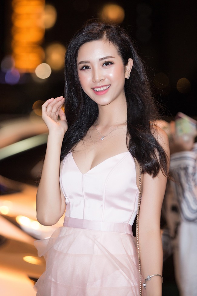 Hoa hậu Tiểu Vy ăn diện cá tính ra sân bay tiễn Nguyễn Thúc Thùy Tiên đi thi Hoa hậu Quốc tế - Ảnh 10.
