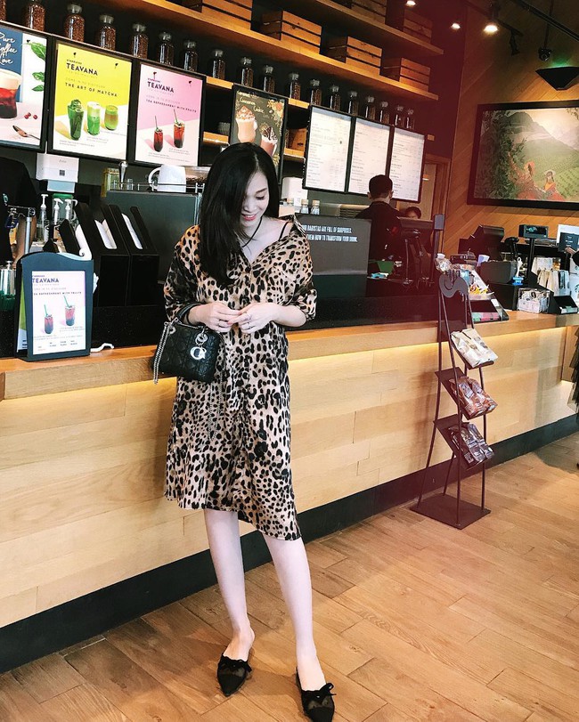 Loạt hot mom, người khoe dáng nuột người khoe phong cách cực trẻ trung trong street style tuần này - Ảnh 10.