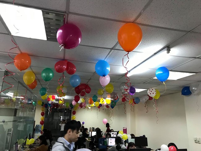 Vợ trẻ bị chồng giận vì món quà 20/10 của đồng nghiệp nam, dân mạng lại vẽ ra thuyết âm mưu thế này - Ảnh 4. Vợ trẻ bị chồng giận vì món quà 20/10 của đồng nghiệp nam, dân mạng lại vẽ ra thuyết âm mưu thế này - Ảnh 4.