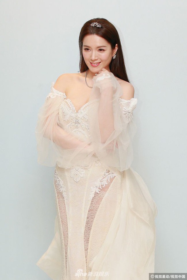 Hoa hậu ân ái trong ô tô tổ chức đám cưới đổi đời với đại gia Hong Kong, đeo nhẫn kim cương 5 tỷ trên tay - Ảnh 10.