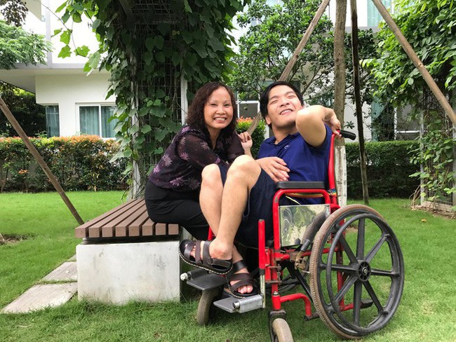 Ngày 20/10, chuyện về người mẹ 23 năm là đôi chân đưa con đi muôn nơi gây xúc động mạnh - Ảnh 2. Ngày 20/10, chuyện về người mẹ 23 năm là đôi chân đưa con đi muôn nơi gây xúc động mạnh - Ảnh 2.