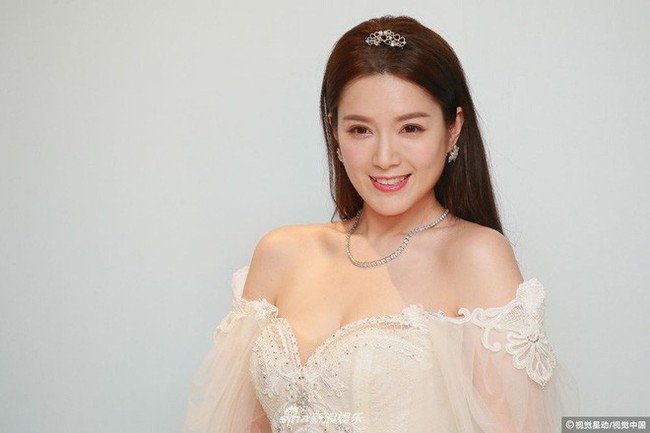 Hoa hậu ân ái trong ô tô tổ chức đám cưới đổi đời với đại gia Hong Kong, đeo nhẫn kim cương 5 tỷ trên tay - Ảnh 8.
