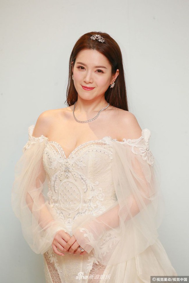 Hoa hậu ân ái trong ô tô tổ chức đám cưới đổi đời với đại gia Hong Kong, đeo nhẫn kim cương 5 tỷ trên tay - Ảnh 9.